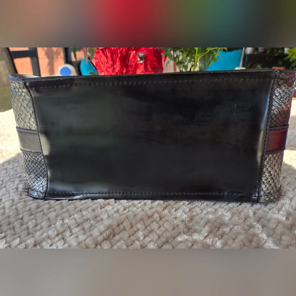 EUC London Fog Sullivan Satchel